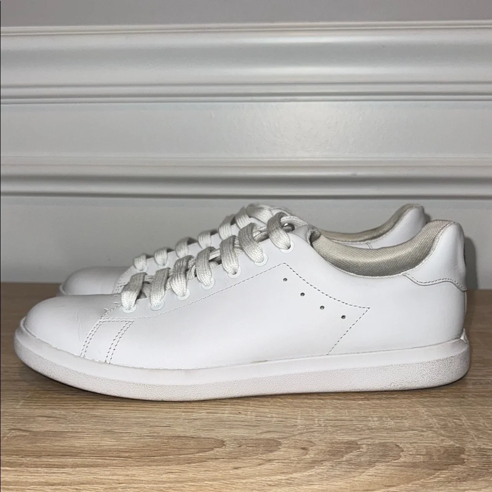 Tory Burch White “Howell Court” W DUST‎ BAG Athletic Shoes Sleek Design Sz 9 EUC